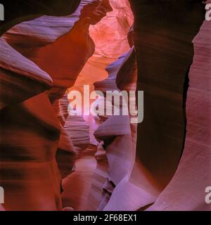 Erosionsgeformte Wände des unteren Antilopenschluckens in der Nähe von Page, arizona Stockfoto