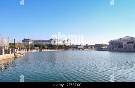 Die wunderschöne Aussicht auf das Legoland Resort und das irische Dorf, eingefangen am Riverland, Dubai Parks und Resorts. Stockfoto