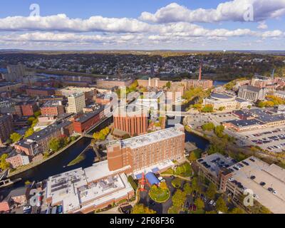 Lowell historische Innenstadt, Canal, Marrimack River und Middlesex Community College Lowell Luftaufnahme im Herbst in Lowell, Massachusetts, MA, USA. Stockfoto