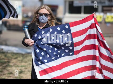 Lafayette, Colorado, USA. März 2021, 30th. Menschen mit amerikanischen Flaggen und Botschaften säumten den Weg der Autokolonne, die den Leichnam des getöteten Polizeibeamten Eric Talley zur Flatirons Community Church trug. Talley, 51, war unter 10 Menschen, die am 22. März in einem King Soopers Lebensmittelgeschäft in Boulder von einem Schützen getötet wurden. Talley, der Vater von sieben Jahren und ein 11-jähriger Veteran der Abteilung, war einer der ersten Offiziere, die auf die Shooting-Szene des Lebensmittelladens reagierte. Quelle: PJ Heller/ZUMA Wire/Alamy Live News Stockfoto