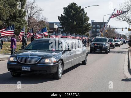 Lafayette, Colorado, USA. März 2021, 30th. Eine Autokolonne, die den Leichnam des getöteten Polizeibeamten Eric Talley von Boulder trägt, kommt in der Flatirons Community Church an. Talley, 51, war unter 10 Menschen, die am 22. März in einem King Soopers Lebensmittelgeschäft in Boulder von einem Schützen getötet wurden. Talley, der Vater von sieben Jahren und ein 11-jähriger Veteran der Abteilung, war einer der ersten Offiziere, die auf die Shooting-Szene des Lebensmittelladens reagierte. Quelle: PJ Heller/ZUMA Wire/Alamy Live News Stockfoto