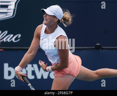 Miami Gardens, Usa. März 2021, 30th. Aryna Sabalenka aus Weißrussland bedient Ashleigh Barty aus Australien in einem Viertelfinalspiel bei den Miami Open im Hard Rock Stadium in Miami Gardens, Florida am Dienstag, 30. März 2021. Foto von Gary i Rothstein/UPI Kredit: UPI/Alamy Live News Stockfoto