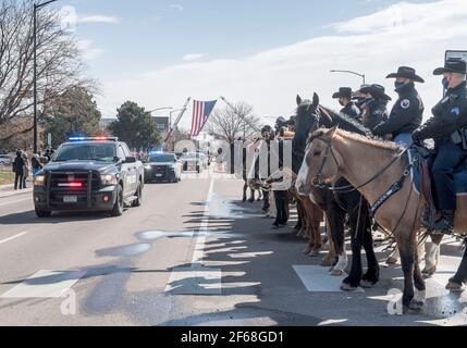 Lafayette, Colorado, USA. März 2021, 30th. Eine Autokolonne, die den Leichnam des getöteten Polizeibeamten Eric Talley von Boulder trägt, kommt in der Flatirons Community Church an. Talley, 51, war unter 10 Menschen, die am 22. März in einem King Soopers Lebensmittelgeschäft in Boulder von einem Schützen getötet wurden. Talley, der Vater von sieben Jahren und ein 11-jähriger Veteran der Abteilung, war einer der ersten Offiziere, die auf die Shooting-Szene des Lebensmittelladens reagierte. Quelle: PJ Heller/ZUMA Wire/Alamy Live News Stockfoto