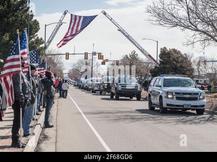 Lafayette, Colorado, USA. März 2021, 30th. Eine Autokolonne, die den Leichnam des getöteten Polizeibeamten Eric Talley von Boulder trägt, kommt in der Flatirons Community Church an. Talley, 51, war unter 10 Menschen, die am 22. März in einem King Soopers Lebensmittelgeschäft in Boulder von einem Schützen getötet wurden. Talley, der Vater von sieben Jahren und ein 11-jähriger Veteran der Abteilung, war einer der ersten Offiziere, die auf die Shooting-Szene des Lebensmittelladens reagierte. Quelle: PJ Heller/ZUMA Wire/Alamy Live News Stockfoto