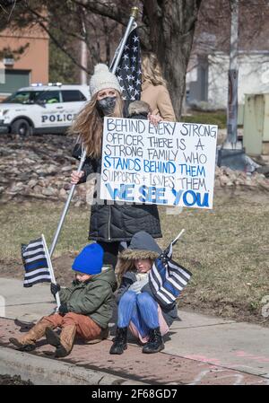 Lafayette, Colorado, USA. März 2021, 30th. Menschen mit amerikanischen Flaggen und Botschaften säumten den Weg der Autokolonne, die den Leichnam des getöteten Polizeibeamten Eric Talley zur Flatirons Community Church trug. Talley, 51, war unter 10 Menschen, die am 22. März in einem King Soopers Lebensmittelgeschäft in Boulder von einem Schützen getötet wurden. Talley, der Vater von sieben Jahren und ein 11-jähriger Veteran der Abteilung, war einer der ersten Offiziere, die auf die Shooting-Szene des Lebensmittelladens reagierte. Quelle: PJ Heller/ZUMA Wire/Alamy Live News Stockfoto