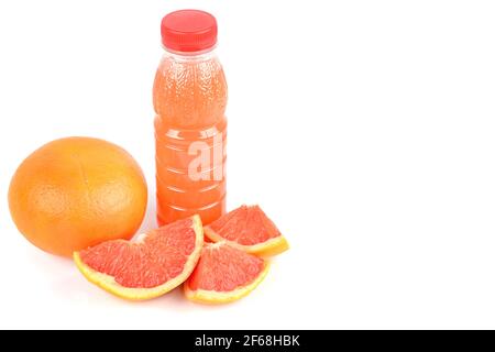 Eine Frucht von Grapefruit und eine Flasche mit Saft isoliert auf weißem Hintergrund. Freier Speicherplatz für Text. Stockfoto