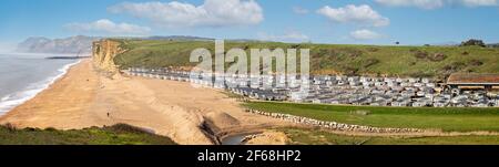 Panorama der jurassic Küste mit Wohnmobilpark und Sandsteinklippen bei Burton Bradstock, Dorset, UK am 30. März 2021 Stockfoto