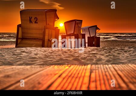 Liegestühle auf der Insel usedom bei Sonnenaufgang Stockfoto