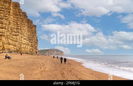 Sandsteinfelsen und Strand am East Cliff, West Bay an der Jurassic Coast, Dorset, Großbritannien am 30. März 2021 Stockfoto