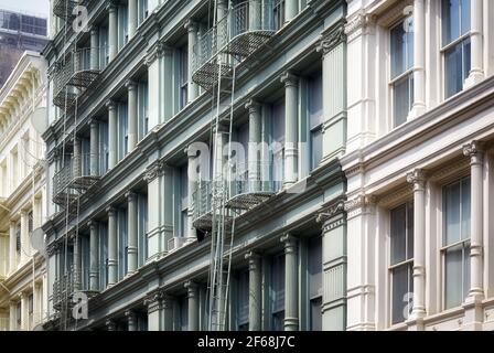 Reihe von alten Gebäuden mit eisernen Feuertreppen, New York City, USA. Stockfoto