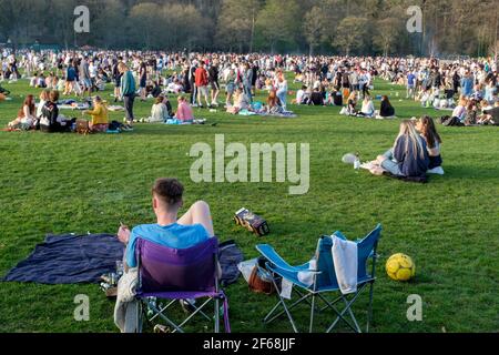 Sheffield, Großbritannien. März 2021, 30th. Hunderte von jungen Menschen genießen einen warmen Frühlingsabend im Endcliffe Park, Sheffield, UK Credit: Mark Harvey/Alamy Live News Stockfoto