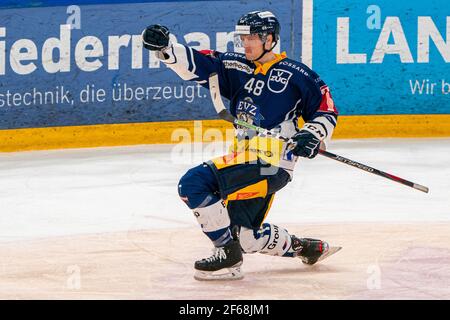 Carl Klingberg # 48 (EV Zug) feiert seinen Ausgleich während des Eishockeyspiels der Nationalliga zwischen EV Zug und HC Davos am 30th. März 2021 in der Bossard Arena in Zug. (Schweiz/Kroatien OUT) Quelle: SPP Sport Pressefoto. /Alamy Live Nachrichten Stockfoto