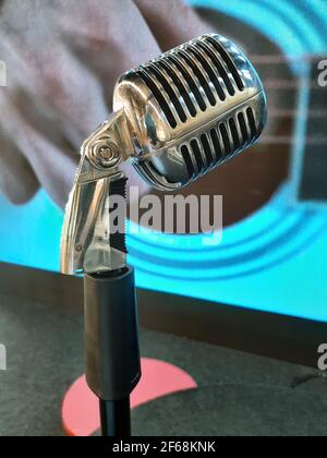 Vintage-Mikrofon aus Metall. Mikrofon im Retro-Stil, Vocal-Instrument. Stockfoto