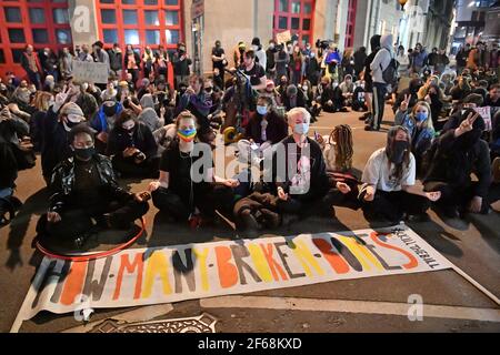 Menschen sitzen vor der Bridewell Polizeiwache in Bristol während eines Protestes "Kill the Bill". Bilddatum: Dienstag, 30. März 2021. Stockfoto