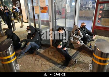 Menschen sitzen vor der Bridewell Polizeiwache in Bristol während eines Protestes "Kill the Bill". Bilddatum: Dienstag, 30. März 2021. Stockfoto