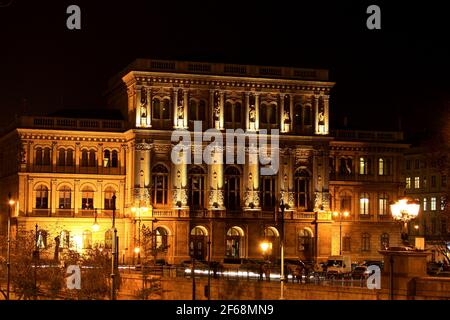 Das schöne Hauptgebäude der Ungarischen Akademie der Wissenschaften Nachts Stockfoto