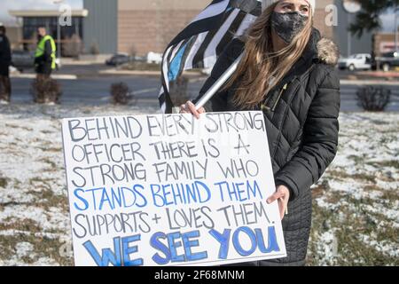 Lafayette, Colorado, USA. März 2021, 30th. Mourners Linie die Prozessionsroute während eines Gedenkgottesdienstes für die Polizei von Killed Boulder Eric Talley, einer von zehn Menschen, die bei einer Schießerei in einem King Soopers Lebensmittelgeschäft getötet wurden. Talley, der Vater von sieben Jahren und ein 11-jähriger Veteran der Abteilung, war einer der ersten Offiziere, die auf die Shooting-Szene des Lebensmittelladens reagierte. Quelle: PJ Heller/ZUMA Wire/Alamy Live News Stockfoto