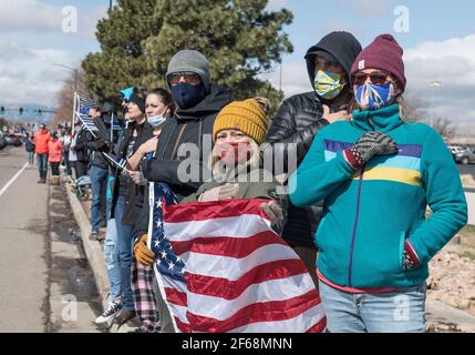 Lafayette, Colorado, USA. März 2021, 30th. Mourners Linie die Prozessionsroute während eines Gedenkgottesdienstes für die Polizei von Killed Boulder Eric Talley, einer von zehn Menschen, die bei einer Schießerei in einem King Soopers Lebensmittelgeschäft getötet wurden. Talley, der Vater von sieben Jahren und ein 11-jähriger Veteran der Abteilung, war einer der ersten Offiziere, die auf die Shooting-Szene des Lebensmittelladens reagierte. Quelle: PJ Heller/ZUMA Wire/Alamy Live News Stockfoto