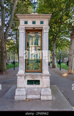 Meteorologische Säule in Zrinjevac öffentlichen Park in der Stadt Zagreb, Kroatien Stockfoto