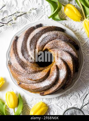 Frisch gebackene, traditionelle polnische Osterbabka-Torte – vegan, zweilagig. Stockfoto