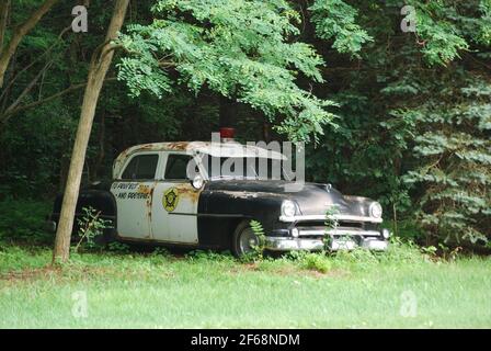 Ein 1951 Chevrolet Fleetline Deluxe, 4-türiger Sedan-Polizeiwagen, der ewig am Red Arrow Highway in Berrien County, Michigan, wartet. Stockfoto