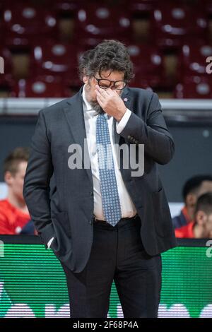 München, Deutschland. März 2021, 30th. Basketball: Euroleague, FC Bayern München - Fenerbahce Istanbul im Audi Dome. Trainerin Andrea Trinchieri von Bayern München reibt sich die Augen. Quelle: Matthias Balk/dpa/Alamy Live News Stockfoto