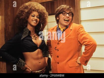 Beyonce Knowles, Mike Myers, 'Austin Powers in Goldmember' (2002). Foto: Melinda Sue Gordon/New Line Cinema/THA. Dateireferenz # 34082-1212THA Stockfoto