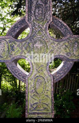 Nahaufnahme eines keltischen Kreuzes in einem alten Englisch Friedhof Stockfoto