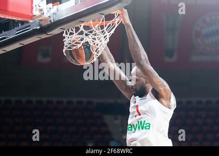 München, Deutschland. März 2021, 30th. Basketball: Euroleague, FC Bayern München - Fenerbahce Istanbul im Audi Dome. James Gist von Bayern München hängt auf dem Korb. Quelle: Matthias Balk/dpa/Alamy Live News Stockfoto