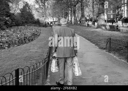 Im St james Park versammelten sich zur Erleichterung von Menschenmengen Sperre Stockfoto