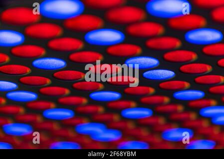 Ein abstrakter Hintergrund aus Rot und Blau führte mit weißen Punkten und schwarzem Rücken. Stockfoto