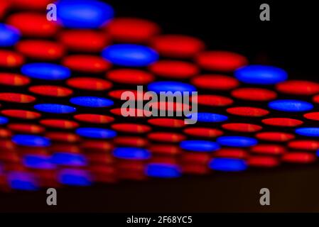 Ein abstrakter Hintergrund aus Rot und Blau führte mit weißen Punkten und schwarzem Rücken. Stockfoto