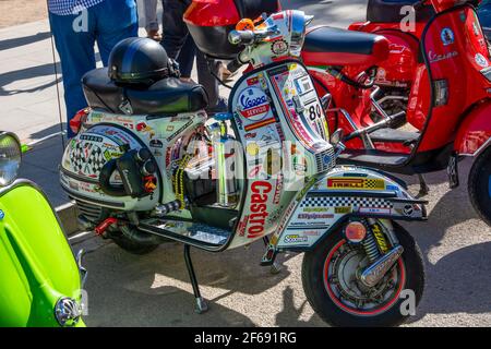 Granada, Spanien; 29. September 2019: Details von klassischen Motorrädern, einige davon individuell, in einer Straßenausstellung in Granada (Spanien) Stockfoto