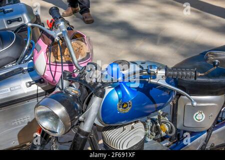 Granada, Spanien; 29. September 2019: Details von klassischen Motorrädern, einige davon individuell, in einer Straßenausstellung in Granada (Spanien) Stockfoto