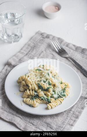 Cremige Spinat Pasta mit Ricotta und Parmesan Stockfoto