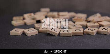 Das Wort Lockdown auf hölzernen Buchstabenwürfeln geschrieben Stockfoto