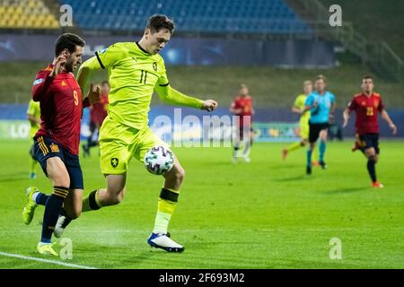 CELJE, SLOWENIEN - MÄRZ 30: Abel Ruiz von Spanien verliert den Ball gegen Ladislav Krejčí von Tschechien während des UEFA-U-21-Europameisterschaftsspiel der Gruppe B 2021 zwischen Spanien und Tschechien im Stadion Celje am 30. März 2021 in Celje, Slowenien. MB-Medien Stockfoto