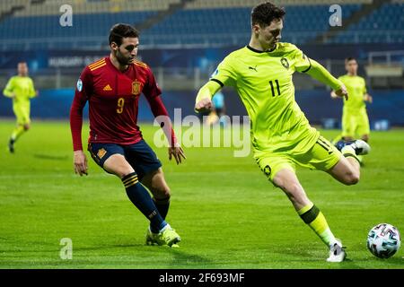 CELJE, SLOWENIEN - MÄRZ 30: Abel Ruiz von Spanien verliert den Ball gegen Ladislav Krejčí von Tschechien während des UEFA-U-21-Europameisterschaftsspiel der Gruppe B 2021 zwischen Spanien und Tschechien im Stadion Celje am 30. März 2021 in Celje, Slowenien. MB-Medien Stockfoto