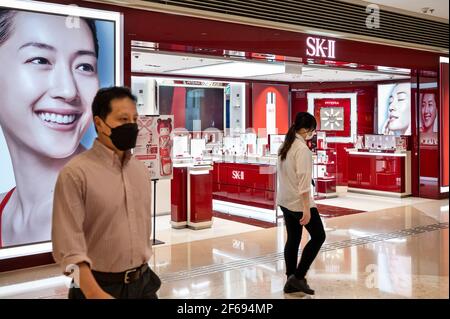 Hongkong, China. März 2021, 30th. Japanische Kosmetikmarke SK-II Geschäft in Hongkong gesehen. (Foto von Budrul Chukrut/SOPA Images/Sipa USA) Quelle: SIPA USA/Alamy Live News Stockfoto