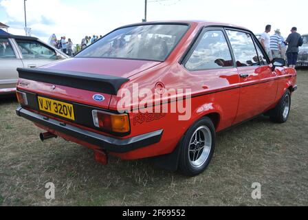 Ein Ford Escort RS2000 aus dem Jahr 1980 wurde auf der Oldtimer-Ausstellung an der englischen Riviera in Paignton, Devon, England, Großbritannien, ausgestellt. Stockfoto