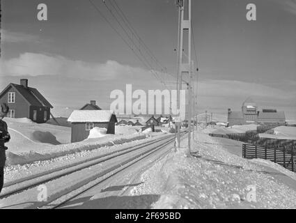Der Bahnhof Vassijaure wurde 1902 gebaut. Im Zusammenhang mit der Elektrifizierung der Strecke wurde der Bahnhof 1913 in das neu errichtete Trafohaus verlegt. Stockfoto