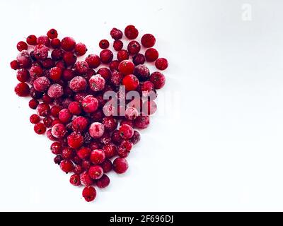 Die Beeren in Form des Herzens auf dem Weißen Hintergrund, Modell Stockfoto