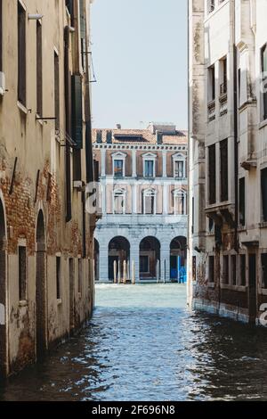 Blick zwischen Wohngebäude in Richtung Canal Grande Venedig Stockfoto