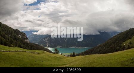 Bergpanorama Blick auf Achensee und Karwendelalpen, Tirol, Österreich im Sommer Stockfoto