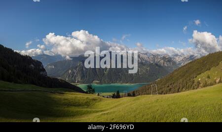 Bergpanorama Blick auf Achensee und Karwendelalpen, Tirol, Österreich im Sommer Stockfoto