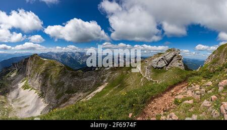 Panoramablick vom Hochiss auf die Rofaner Berge in Tirol, Österreich im Sommer Stockfoto