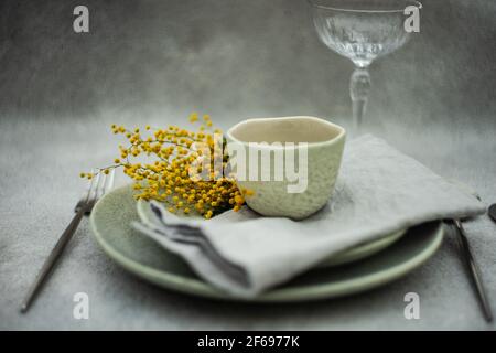 Frühling Mimosa Blumen in Tischdekoration verwendet Stockfoto