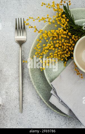 Frühling Mimosa Blumen in Tischdekoration verwendet Stockfoto