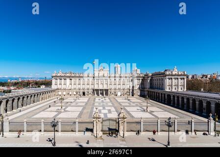 Königspalast von Madrid. Luftbild von der Almudena-Kathedrale Stockfoto