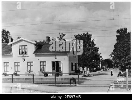 Die Station wurde 1889 von WHJ gebaut. Bahnhof mit Bahnhofshäusern von 1890. Es gibt in 1991 links und ist jetzt vermietet. Links sind auch Nebengebäude, Ladekönig, Warenmagazin und Frachtpier. Persönliche Zugpausen vom Sommertisch abgeschafft 1977. Station landschaftlich im Jahr 1889. Eineinhalb verputztes Bahnhofsgebäude. Whj, Vittsjö - Hässleholms Eisenbahn Stockfoto